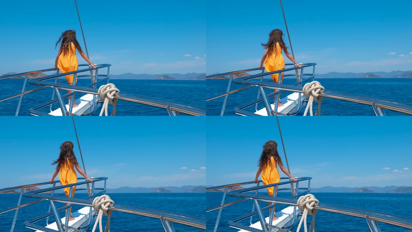 小女孩站在船头的风里。
