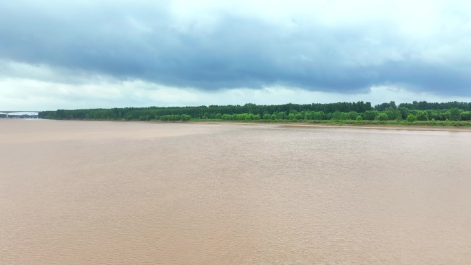 黄河雨后穿云