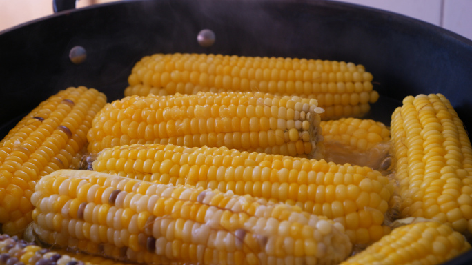 日常居家煮玉米制作美食热气腾腾
