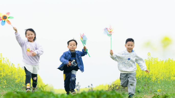 孩子在油菜花海中奔跑美好生活春游春天