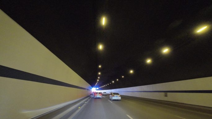 车载固定第一视角拍摄车辆经过隧道隧道