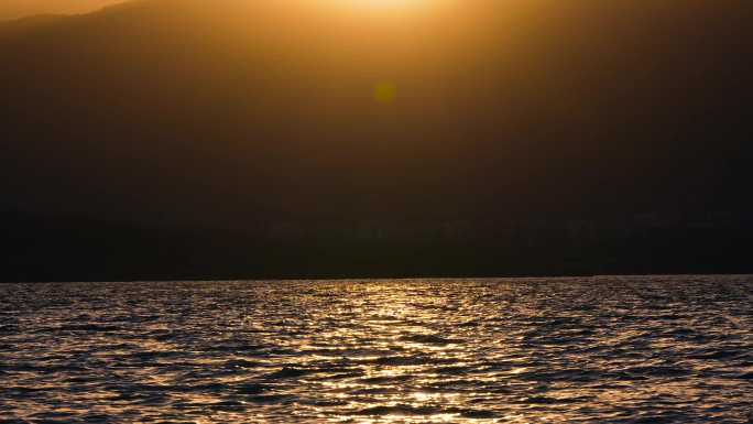 【4K】湖水波光粼粼日落黄昏远山逆光唯美