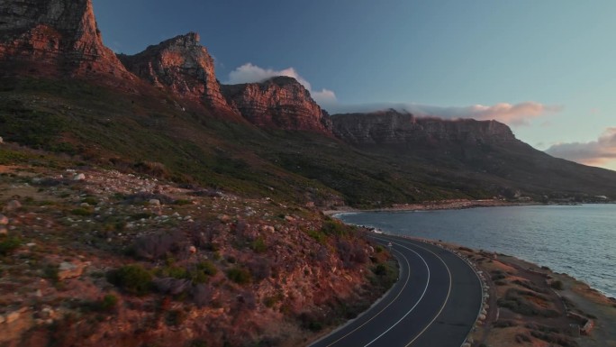 12使徒和桌山国家公园的日落景观穿过开普敦的维多利亚路，南非。无人机航拍