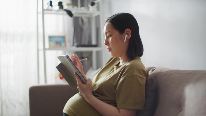 在家工作的孕妇临产期放产假在家里