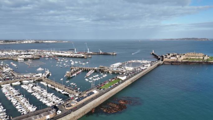 圣彼得港根西航拍向城堡短号和穿过赫尔姆显示商业港口渡轮码头和码头