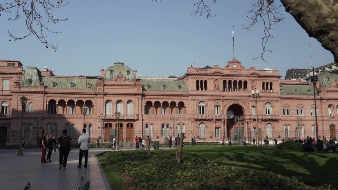 位于阿根廷首都布宜诺斯艾利斯市中心五月广场的“粉红之家”(Casa rosada)。