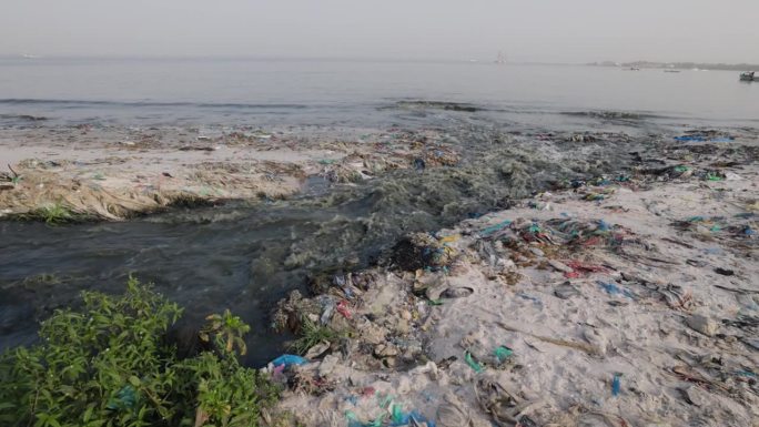 臭气熏天的污水和塑料污染流入海洋。