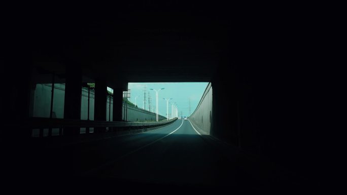 汽车行驶过隧道通道