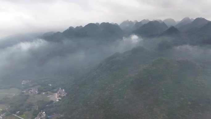 航拍云雾缭绕的广东清远阳山秀丽山峰