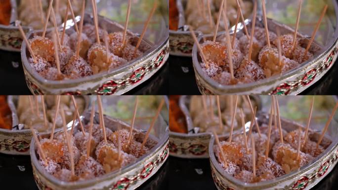 婚礼上美味的印度甜点Gulab Jamun配椰子棒。特写镜头