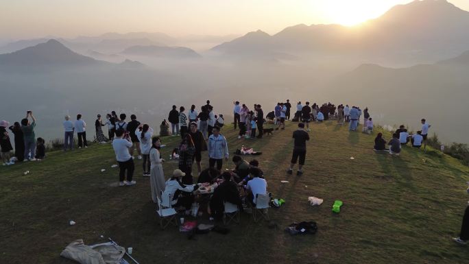 浦江斗鸡岩景区大量游客旅游观光