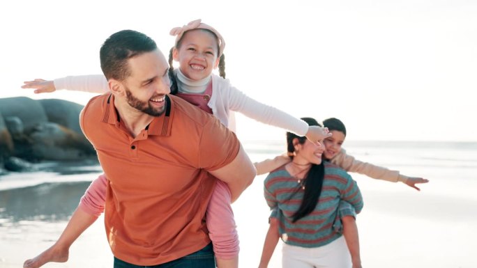 海滩，快乐和孩子们在父母的肩膀上冒险，玩耍或联系在一起。微笑，飞机和孩子与年轻的妈妈和爸爸在热带度假