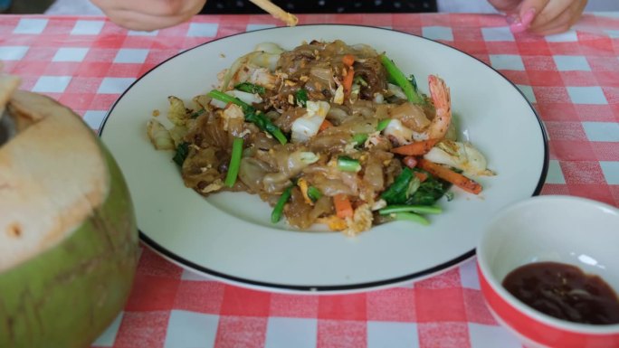 吃炒面配海鲜和蔬菜