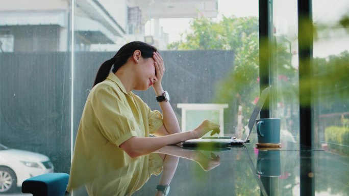 压力大的亚洲女商人感到工作不堪重负。工作倦怠。