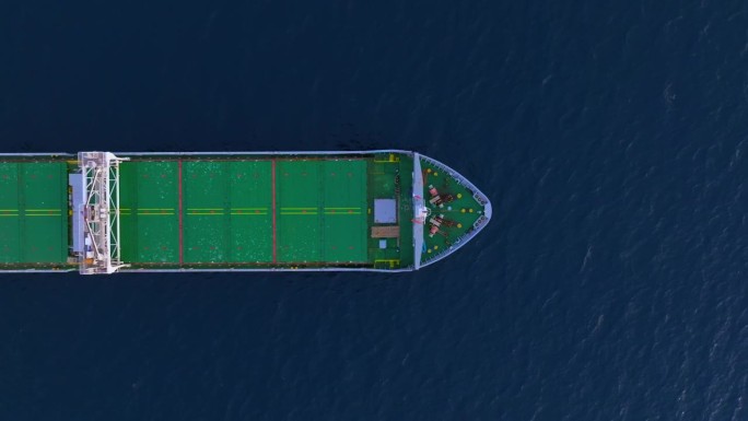 从上向下鸟瞰停泊在海上的绿色大型杂货船