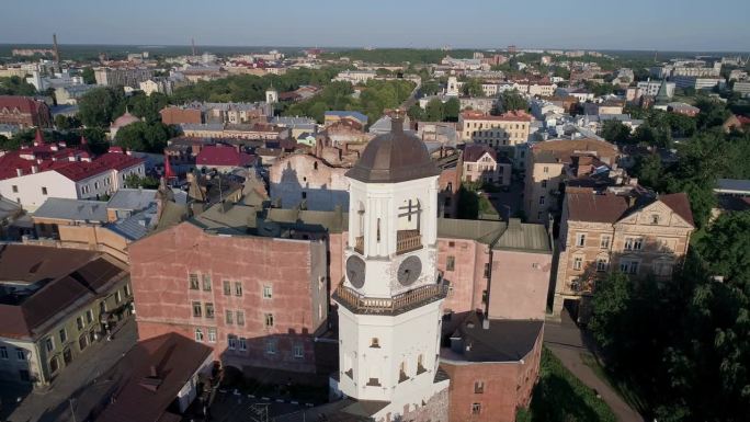 维堡老城中心的一座中世纪钟楼鸟瞰图。全景城市