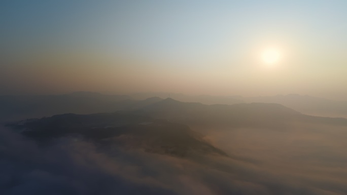 清晨山巅云海太阳