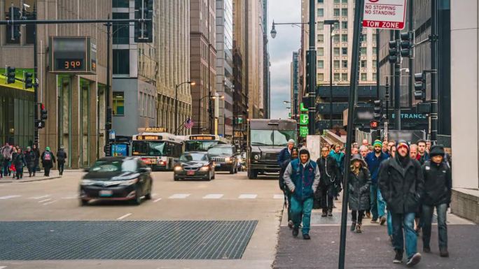 美国伊利诺斯州芝加哥市中心现代建筑中拥挤的行人、商务人士和游客步行和穿越铁路桥交叉口高峰时段交通的时