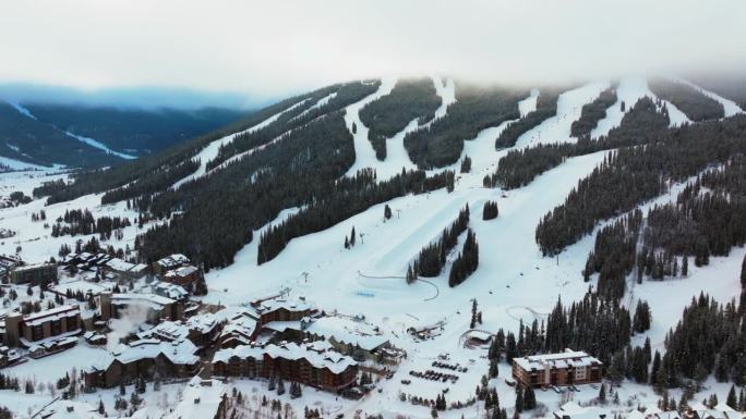 铜山科罗拉多州雾蒙蒙的云层冬季多雪清晨日出空中无人机滑雪胜地i70鹰Flyer升降机中心村半管Iko