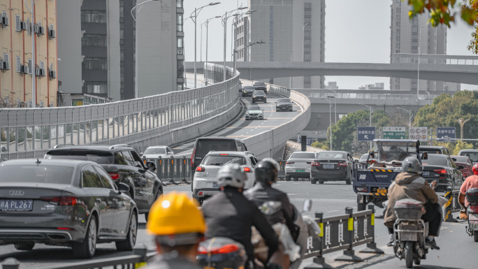 城市道路络绎不绝的车流电动车高架匝道