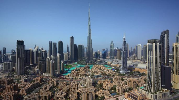 航拍迪拜，阿联酋，展示迪拜市中心的现代摩天大楼