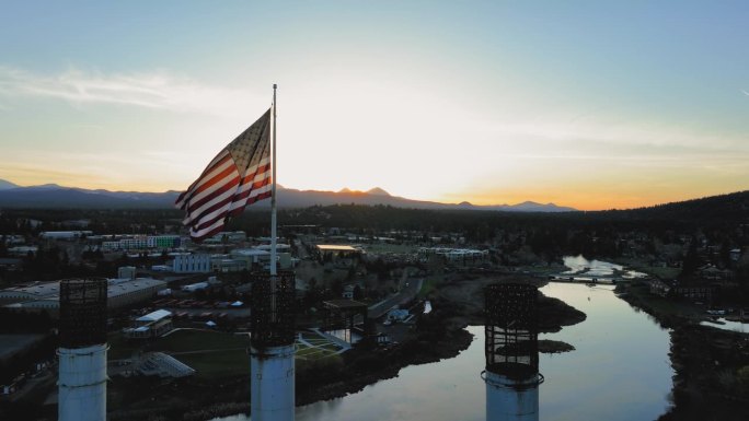 无人机拍摄的美国国旗在俄勒冈州本德市的日出。