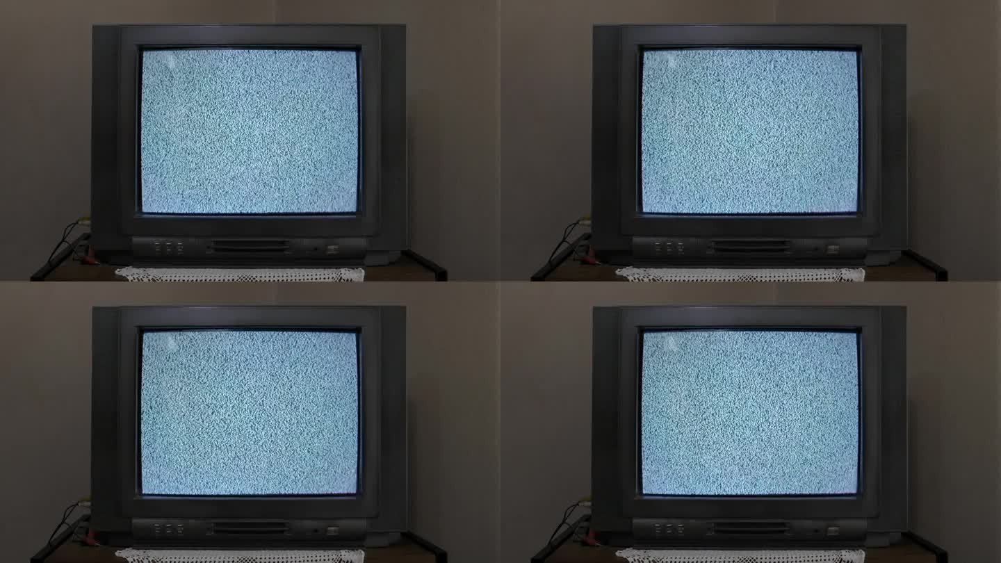 搁在架子上的老式CRT电视机没有信号，只能发出静态白噪音
