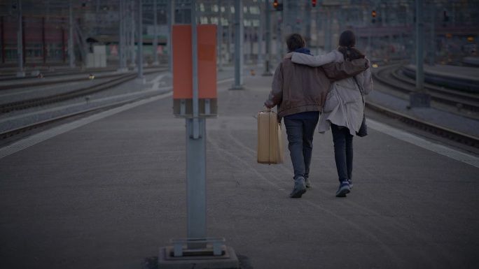 母亲在火车站遇见儿子，许久之后又在一起聊天