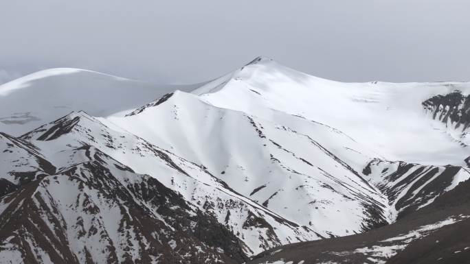 昆仑山脉雪山山顶航拍