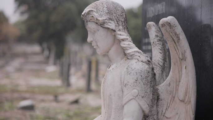 墓地中的天使雕像、墓葬和墓碑，用于死亡仪式、葬礼仪式和纪念。宗教、纪念碑和逝者的安息之处，以悼念、损