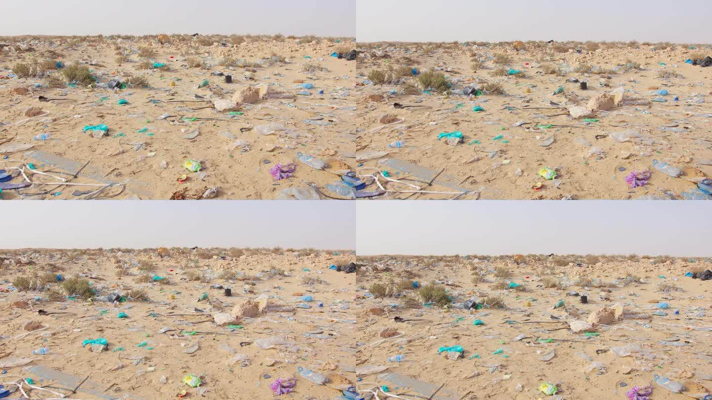 在摩洛哥和毛里塔尼亚边境之间的荒原上有很多废物和垃圾