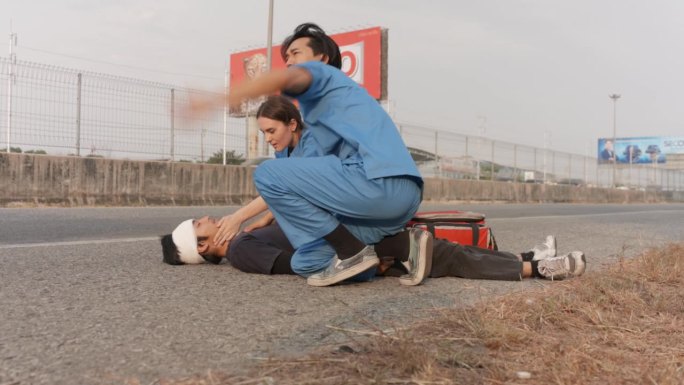 一名日本男护士和一名白人女护士在街上帮助昏迷的病人，要求用担架抬到现场