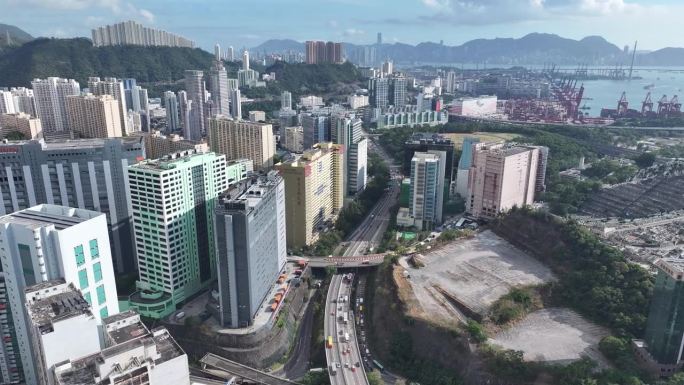 荃湾葵涌和青衣是一个商业和住宅的海滨卫星城，建在香港新界的一个海湾上，航拍无人机城市的天景