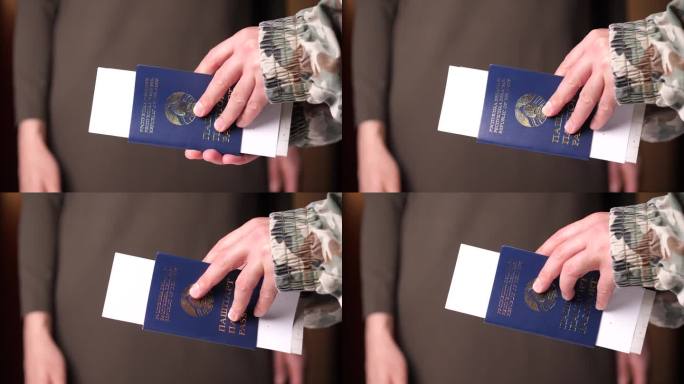 一名身着军装的男子正在检查白俄罗斯的旅游证件