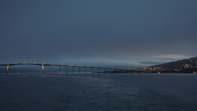 从挪威的特罗姆瑟出发，在白夜的暮色中，大桥和水路随时间流逝