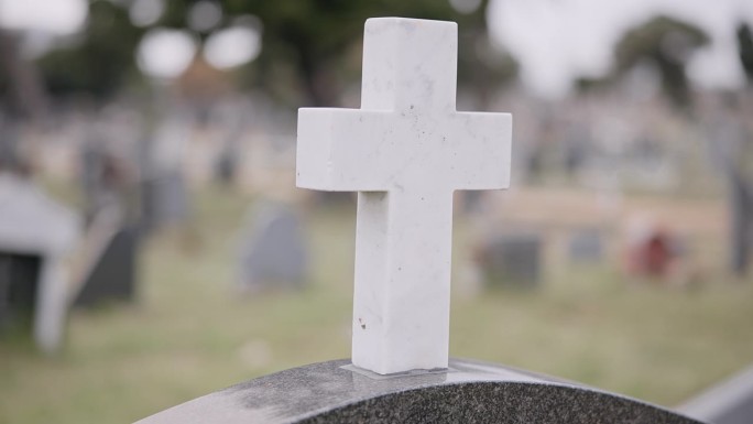 丧葬、墓地和墓碑上的十字架，用于死亡仪式、宗教或追悼会。为悼念、埋葬或在公众坟场丧葬而设的墓碑上的天