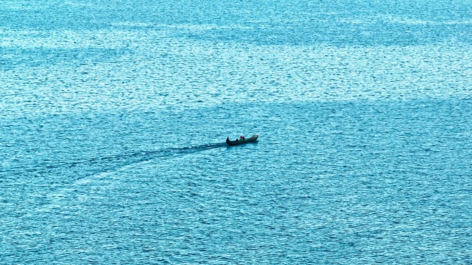 出海捕鱼的船舶