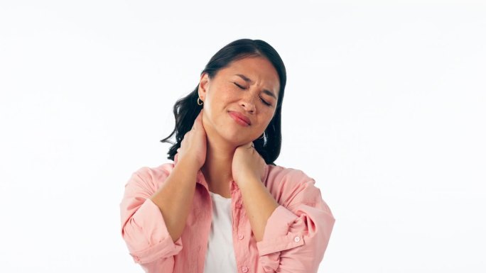 颈部疼痛，压力和女性在工作室骨质疏松症，关节炎或炎症在白色背景。关节，纤维肌痛或亚洲模式与肩部按摩肌