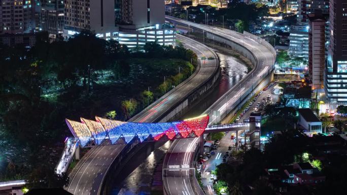 夜间照明吉隆坡市中心交通道路著名的步行桥屋顶全景4k延时马来西亚