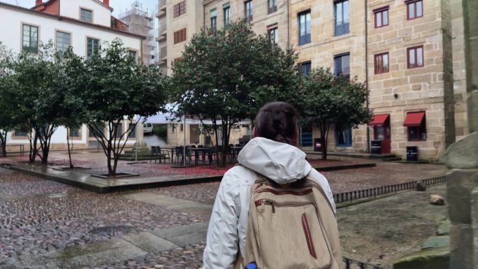 过去的回声:一个孤独的流浪者在一个古老广场的沉思