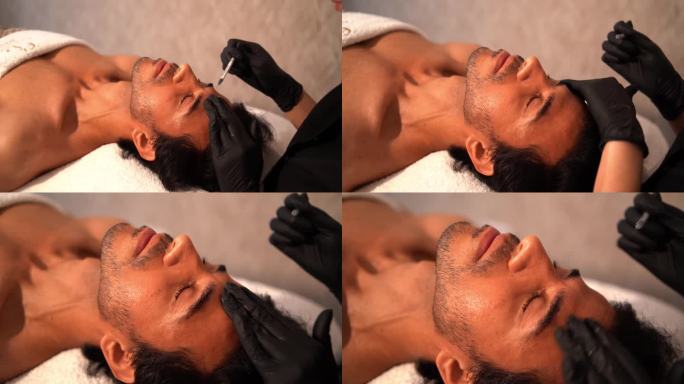一名男子在面部脱皮美容疗程中躺着