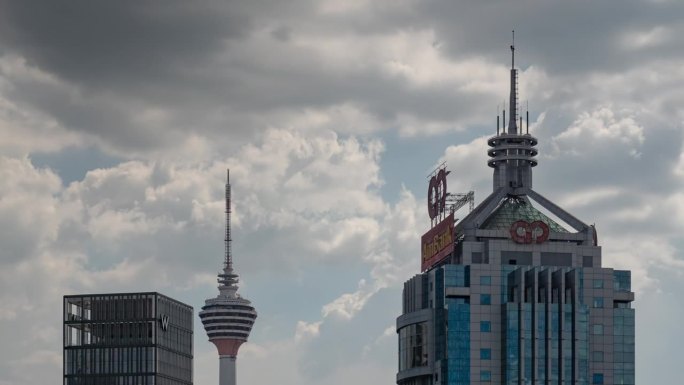 晴朗的日子云天空吉隆坡市中心著名的塔顶外部屋顶全景4k延时马来西亚