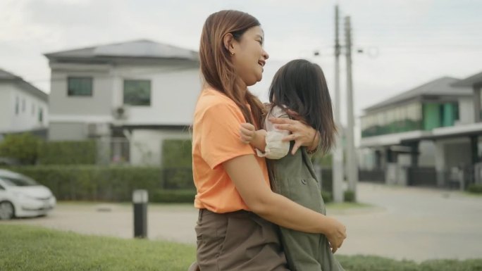 春天的户外，宝宝和妈妈在公园里玩耍。快乐的女人和顽皮的女儿，孩子或女孩在一个阳光明媚的日子里爬上攀登