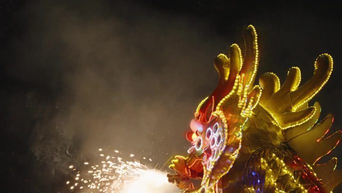 中国龙舞在晚上点燃，中国灯笼装饰。春节快乐。为了中国人民的幸运和幸福。