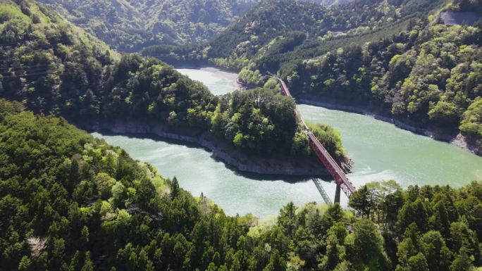 无人机拍摄的日本静冈县海原区川元乡清北峡谷