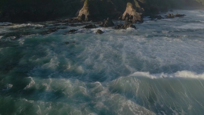 在南美洲的瓦尔迪维亚海岸保护区，海浪冲击着智利海岸崎岖不平的部分。