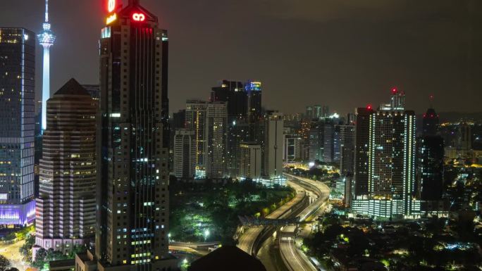 夜晚到白天的日出吉隆坡市中心的交通道路屋顶全景4k延时马来西亚