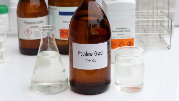 化学容器中的丙二醇，实验室中的化学分析