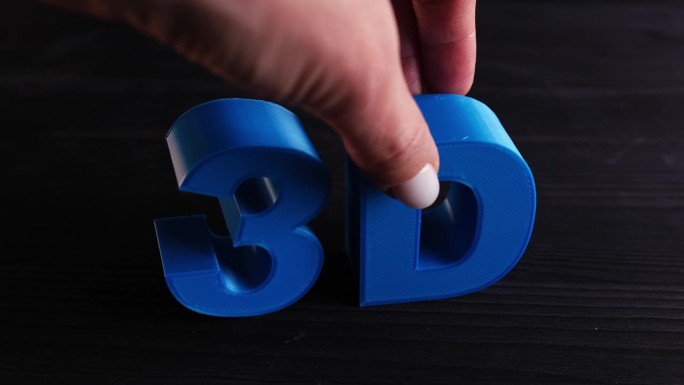塑料打印3D三维字母在桌子上
