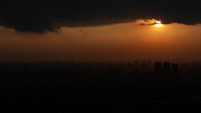 吉隆坡天际线上的日落和若隐若现的云彩